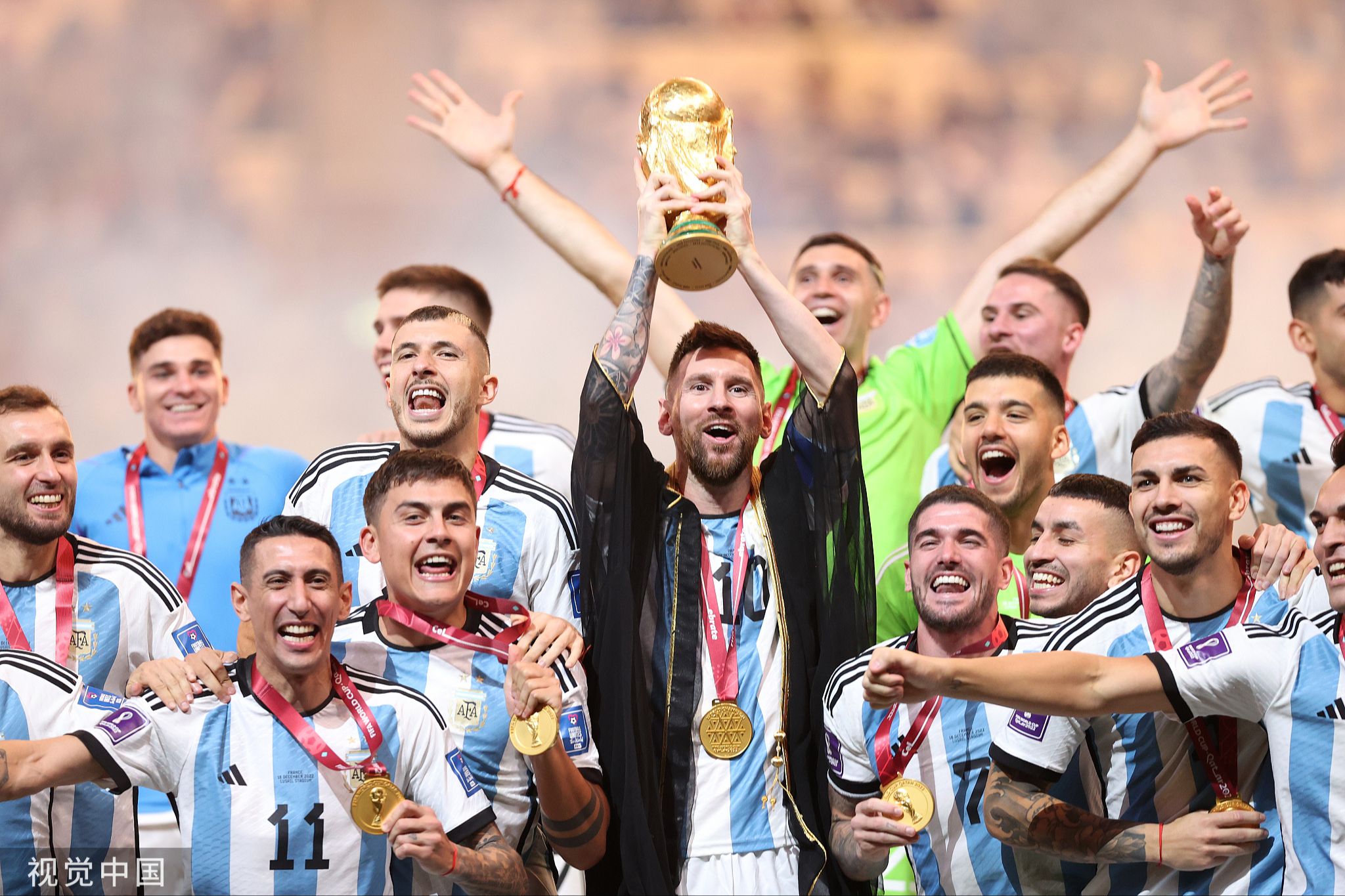 卡塔尔国家队客场大胜葡萄牙，小组头名进入强