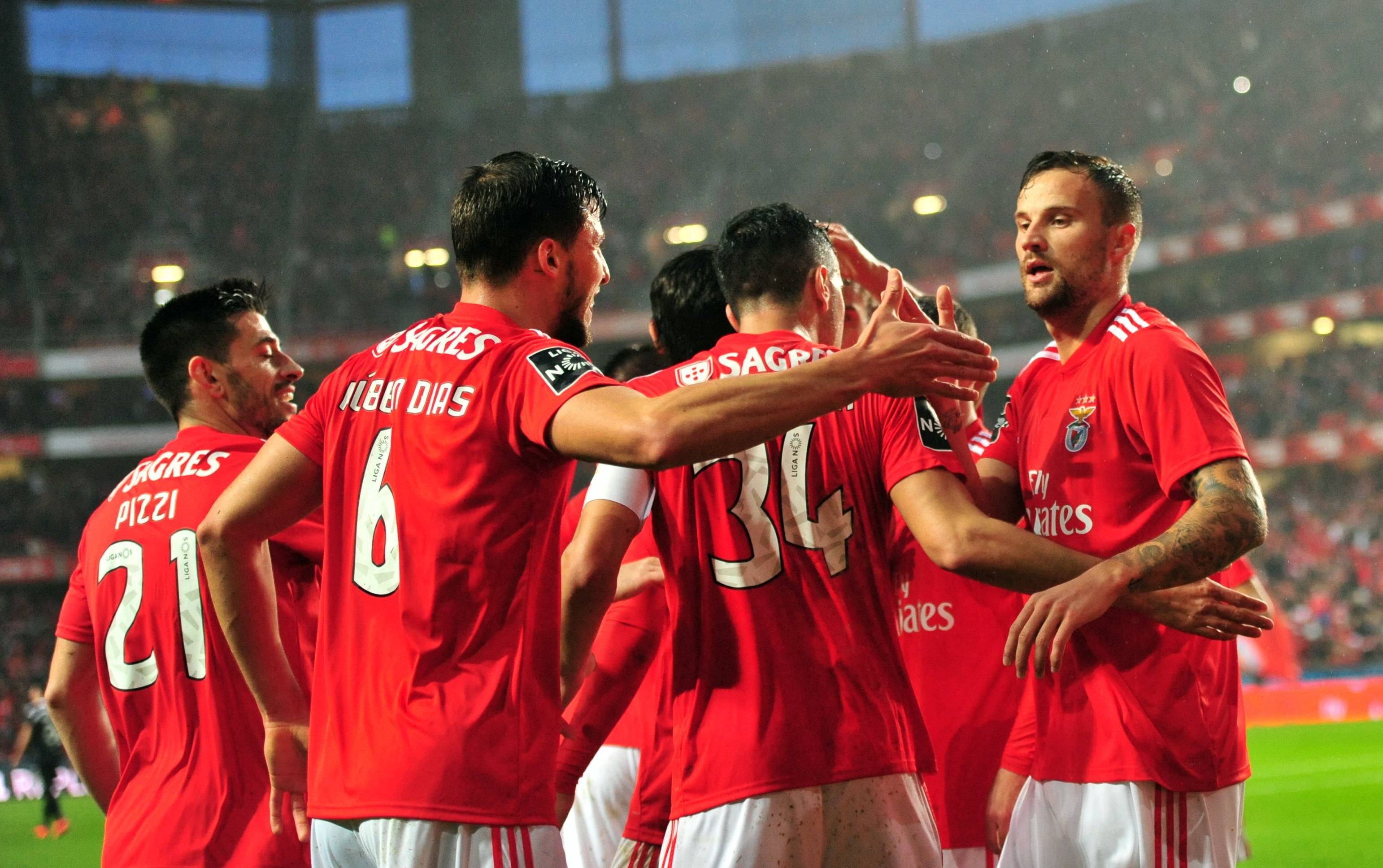 卡塔尔国家队客场大胜葡萄牙，小组头名进入强